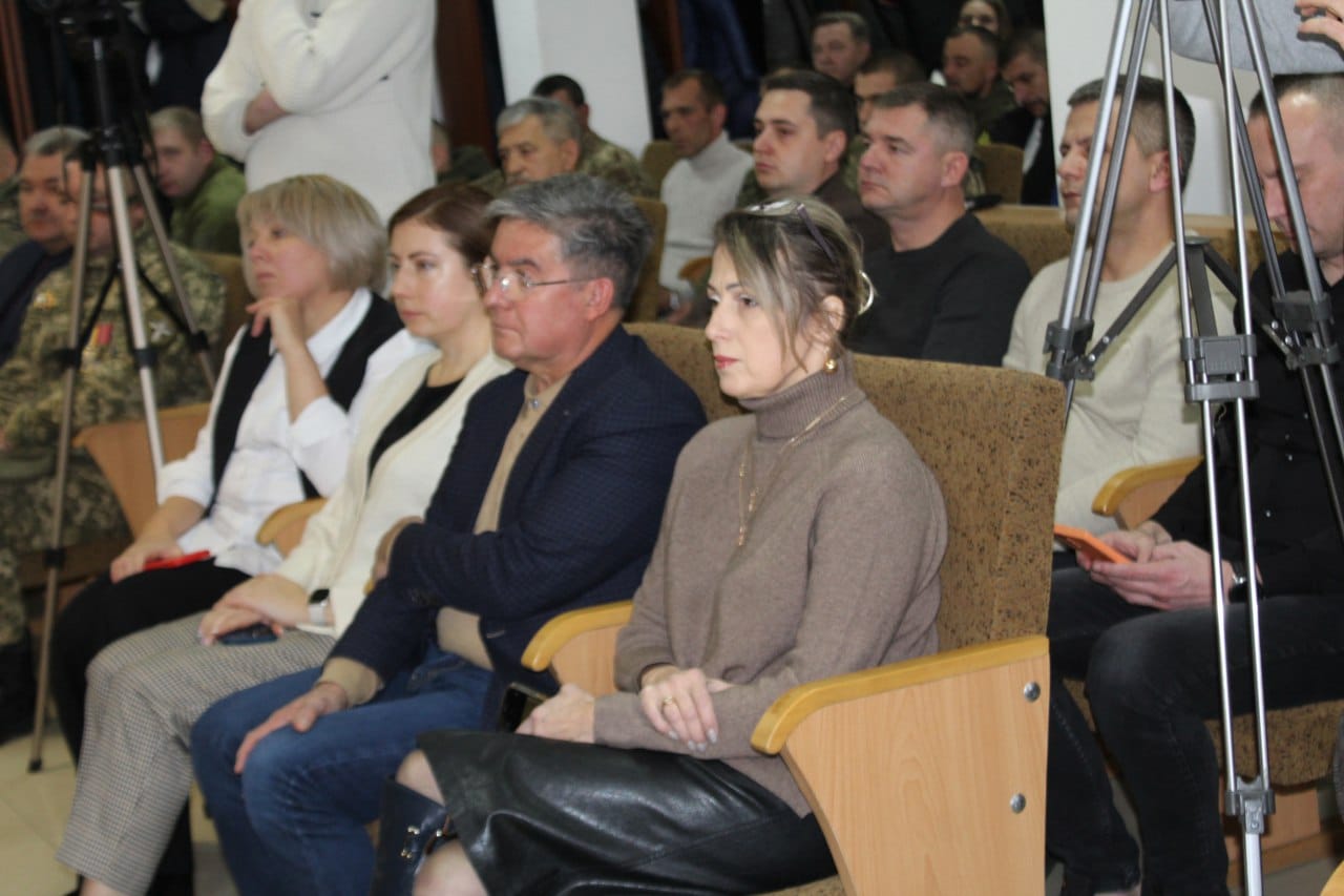 Група людей сидить на стільцях