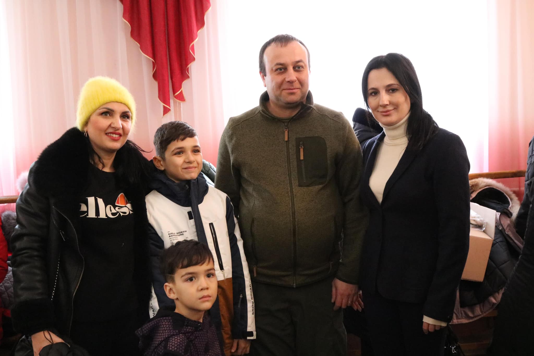 спільне фото Начальника ОВА Сергія Борзова, народної обраниці Ірини Борзової та родин ВПО