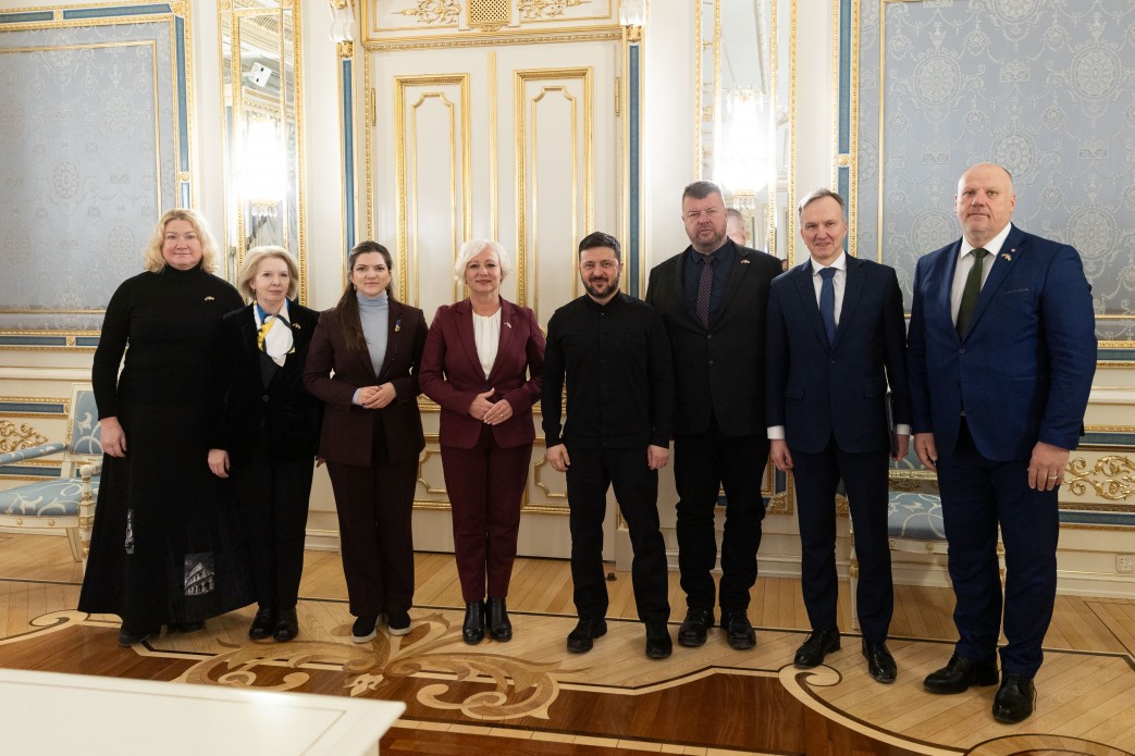 Президент України Володимир Зеленський разом зі Спікеркою Саейми Латвії Дайгою Міерінею та учасниками зустрічі 