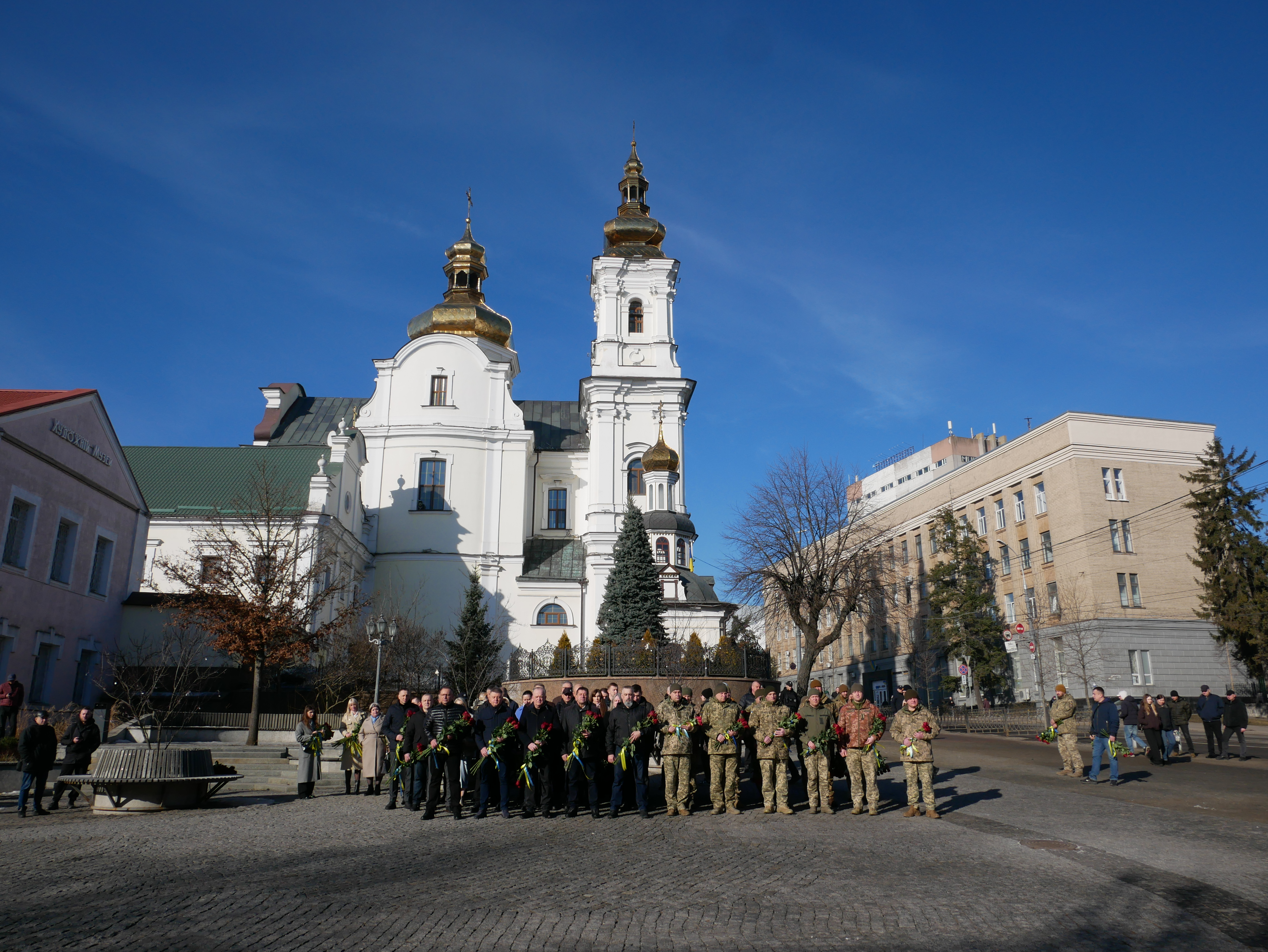Учасники церемонії покладання