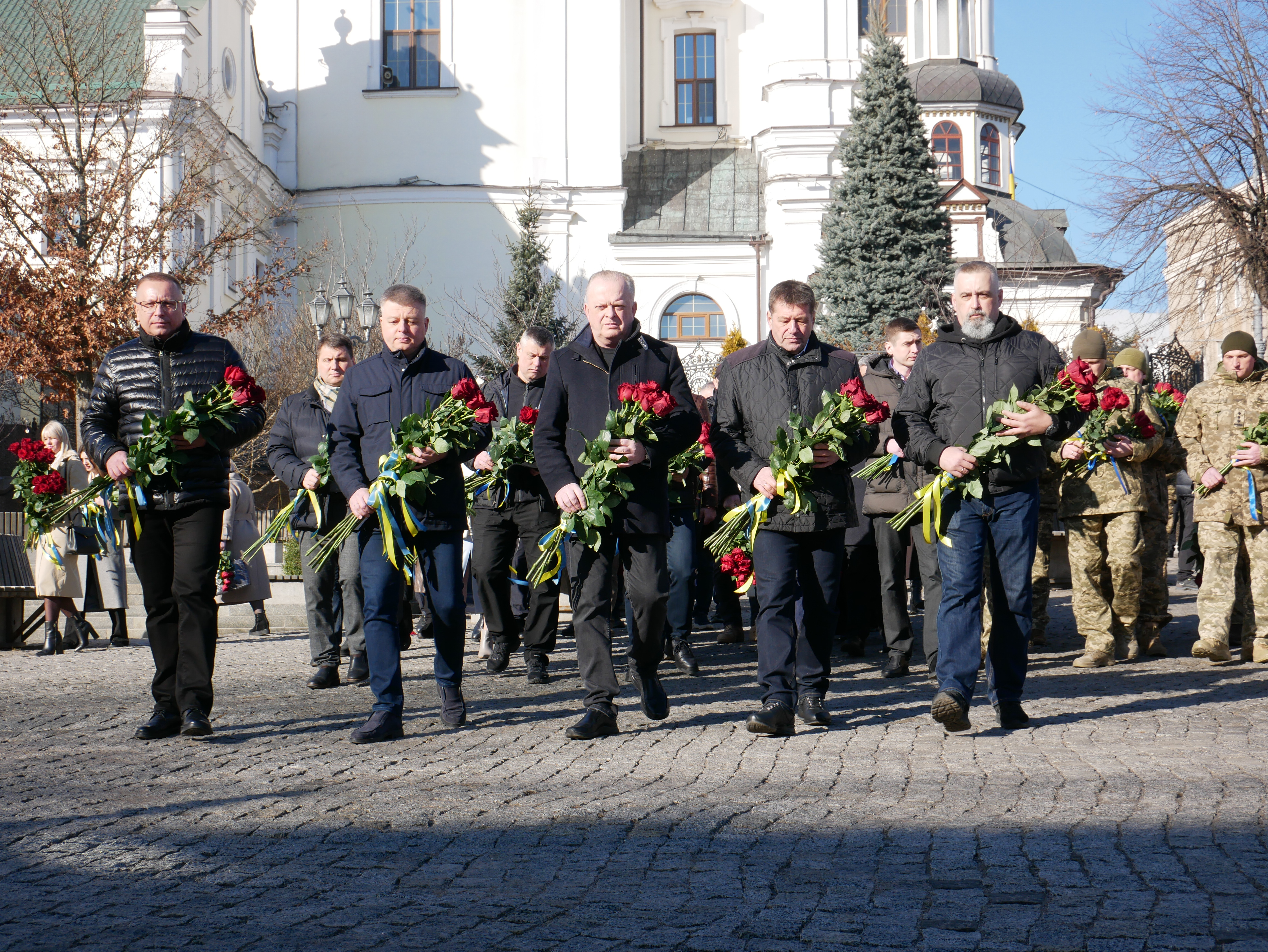 Керівництво області та міста під час церемонії покладання