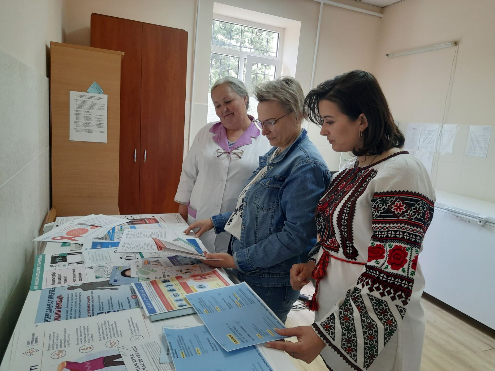 Фахівці обласного центру контролю та профілактики хвороб МОЗ України та медпрацівниця