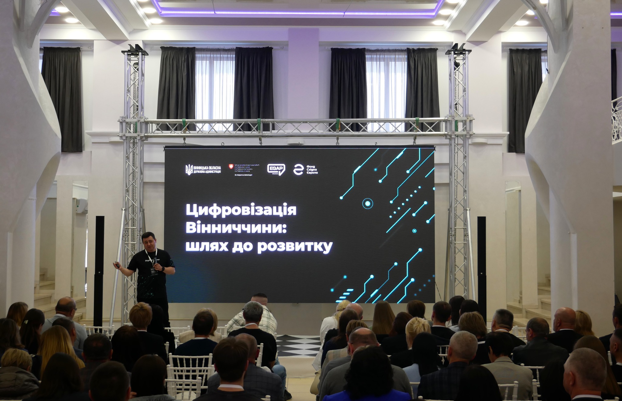 Заступник начальника ОВА Андрій Кавунець під час форуму "Digital Вінниччина: цифрові рішення для громад"