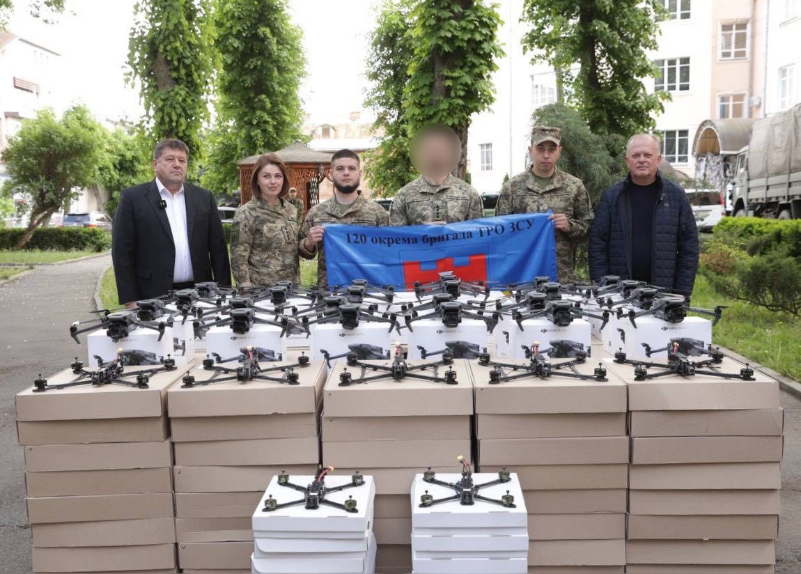  заступник начальника ОВА Сергій Здітовецький,  перший заступник голови обласної Ради Володимир Кістіон та військові 