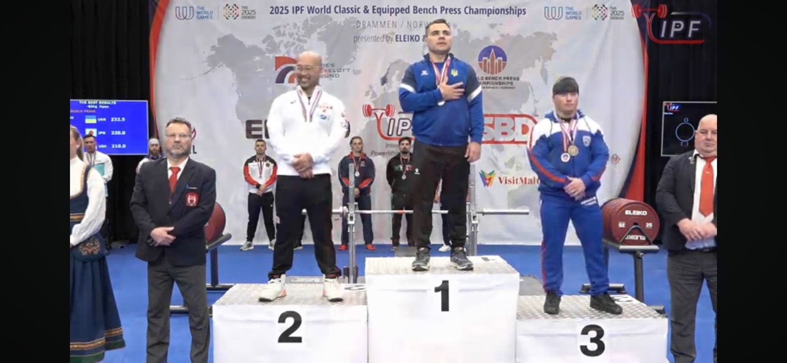 спортсмени під час нагородження