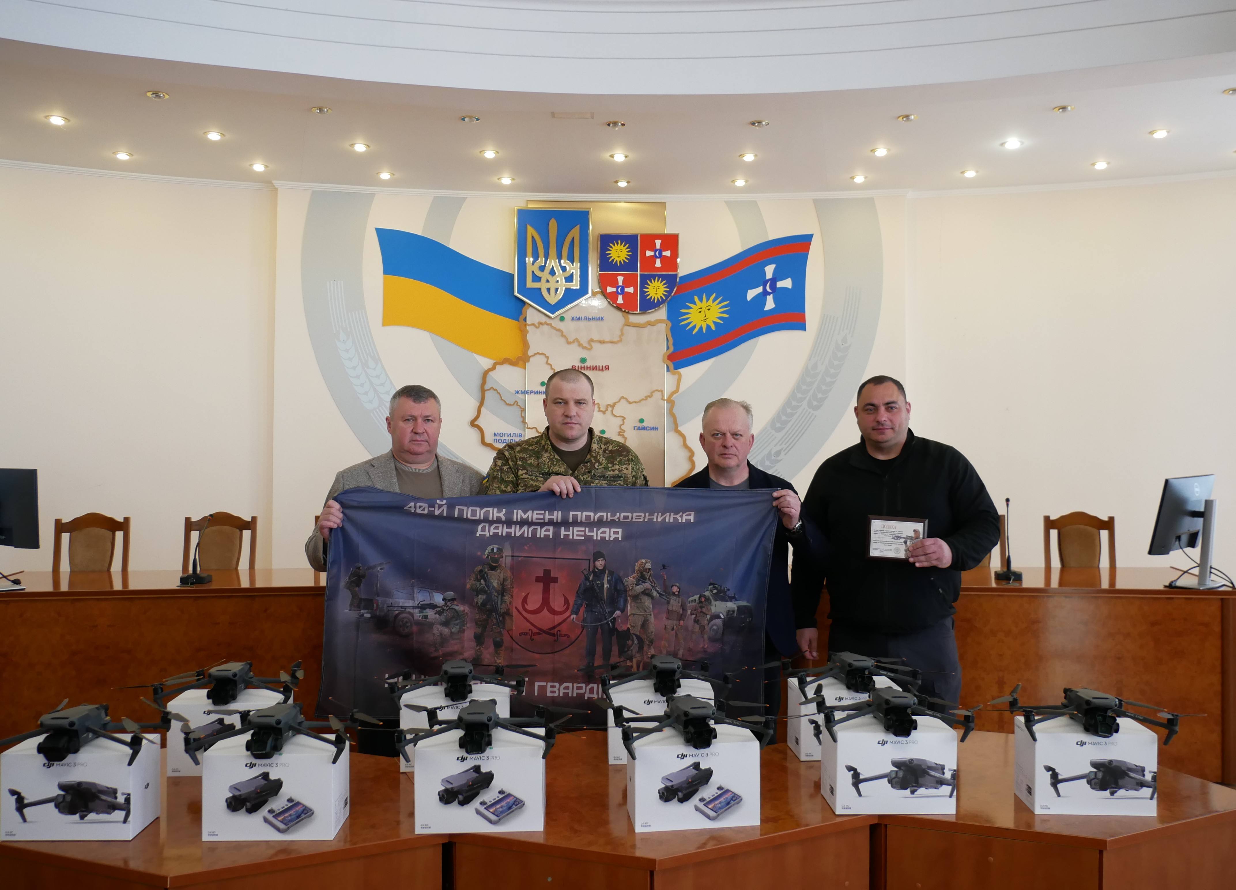 заступник Начальника ОВА Сергій Здітовецький, голова обласної Ради Вячеслав Соколовий, директор департаменту з питань цивільного захисту, ресурсного забезпечення сил оборони і безпеки ОВА Богдан Зубчик та військовий під час передачі дронів 
