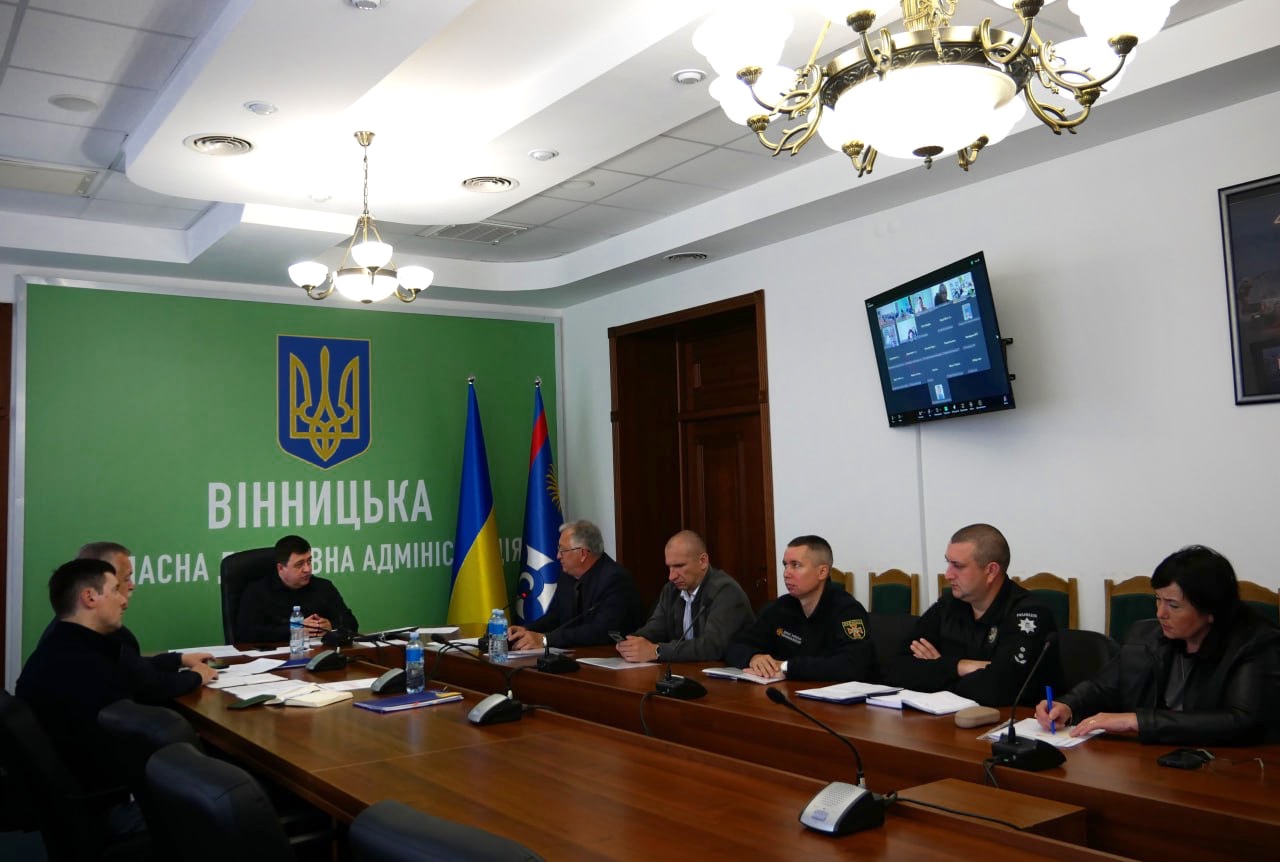заступник начальника ОВА Андрій Кавунець та учасники наради