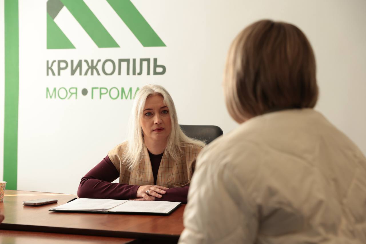 Начальниця обласної військової адміністрації Наталя Заболотна під час спілкування із жінкою