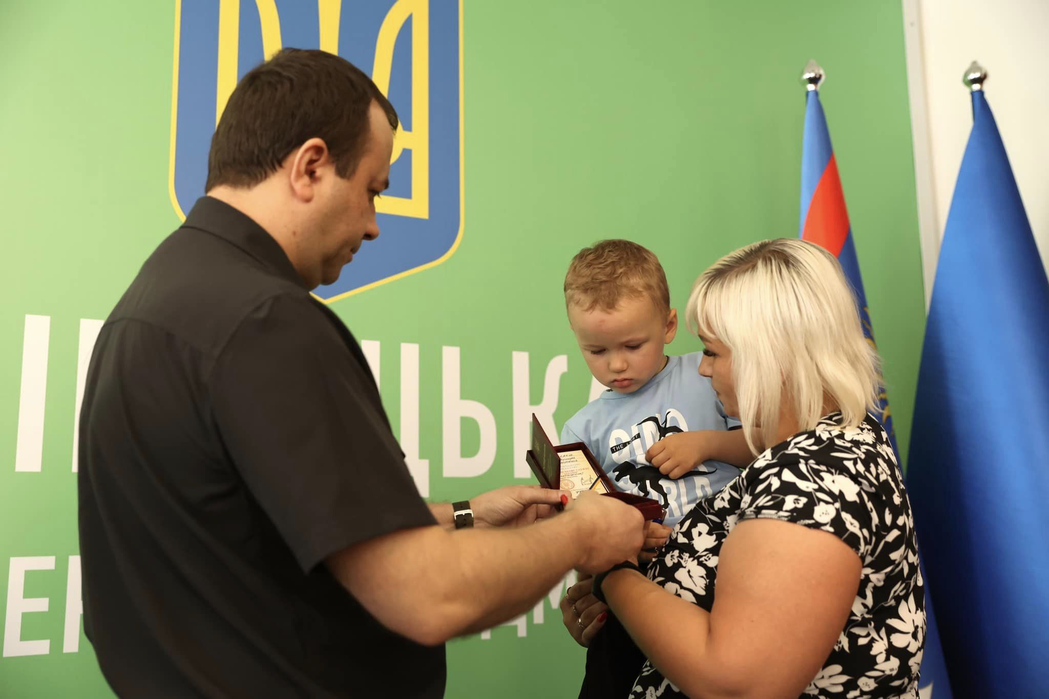 Начальник ОВА Сергій Борзов вручає посмертну нагороду