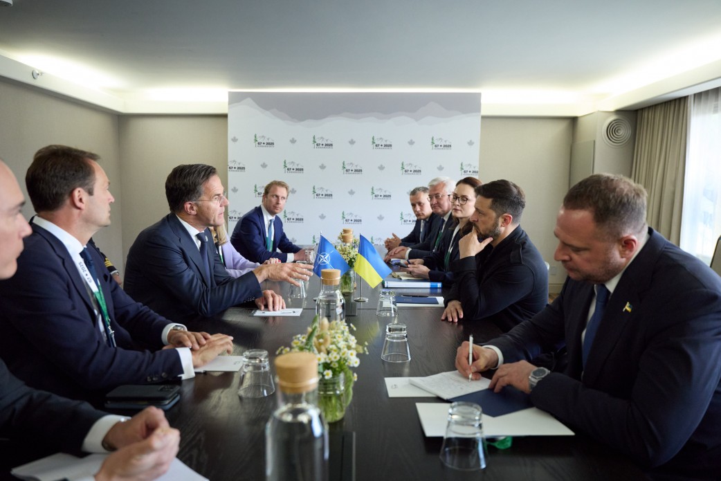 Президент України Володимир Зеленський під час зустрічі з Генеральним секретарем НАТО Марком Рютте