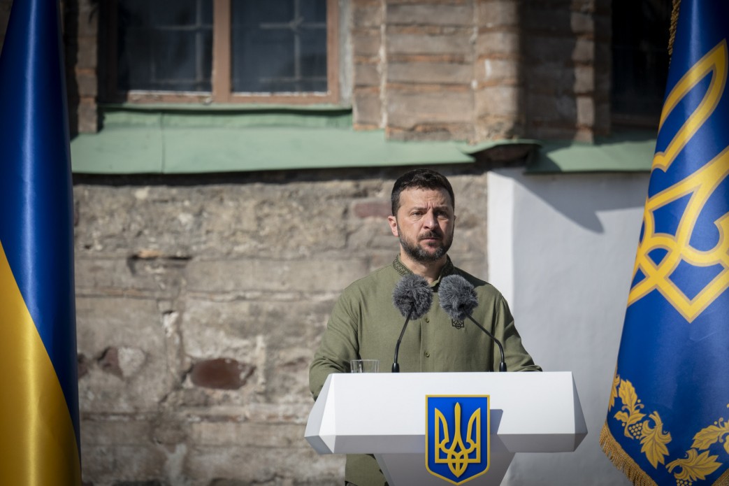 Президент України Володимир Зеленський за трибуною 
