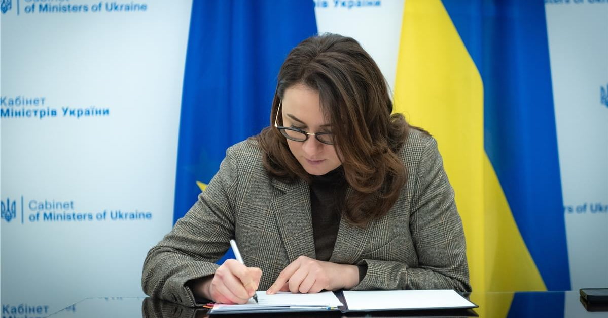 Перша віцепрем'єр-міністерка – міністерка економіки Юлія Свириденко підписує фінансову угоду між Україною та ЄС