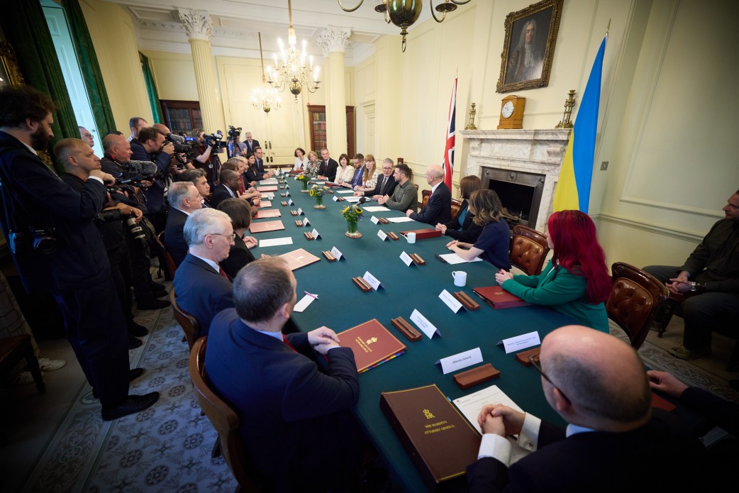 Президент України Володимир Зеленський та учасники засідання