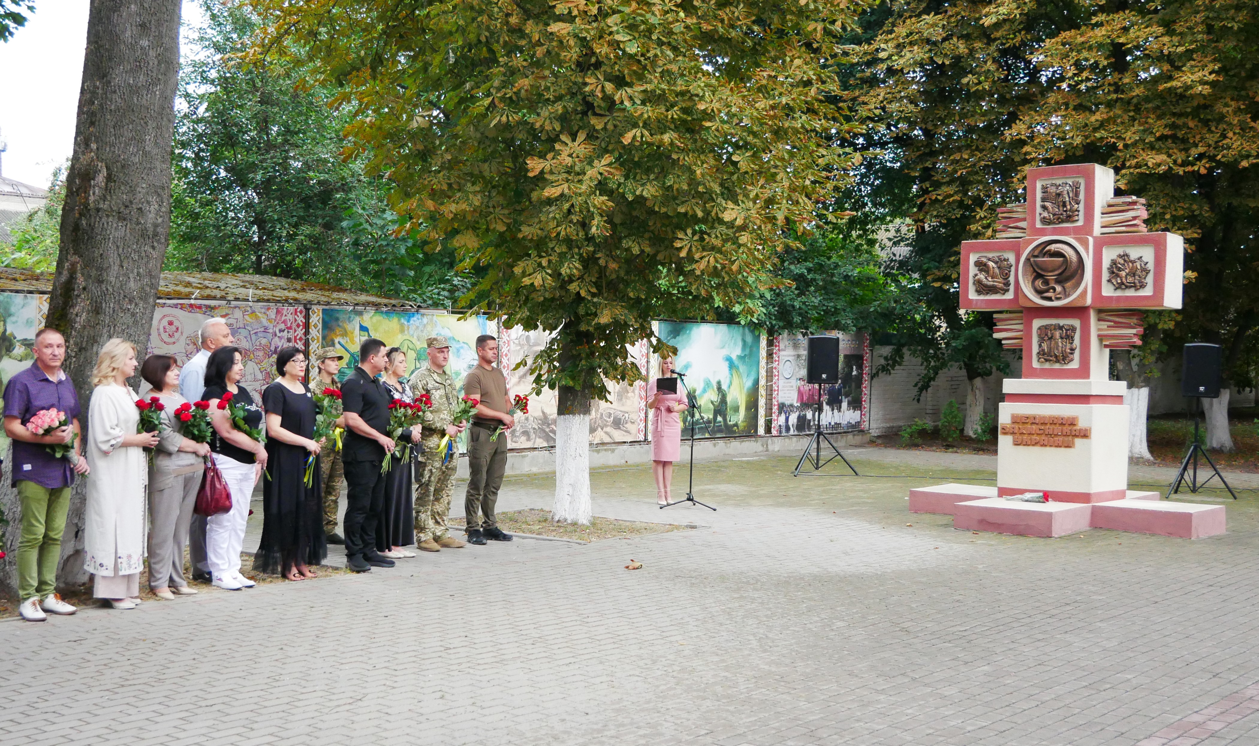 учасники покладання біля пам’ятника медикам-захисникам України