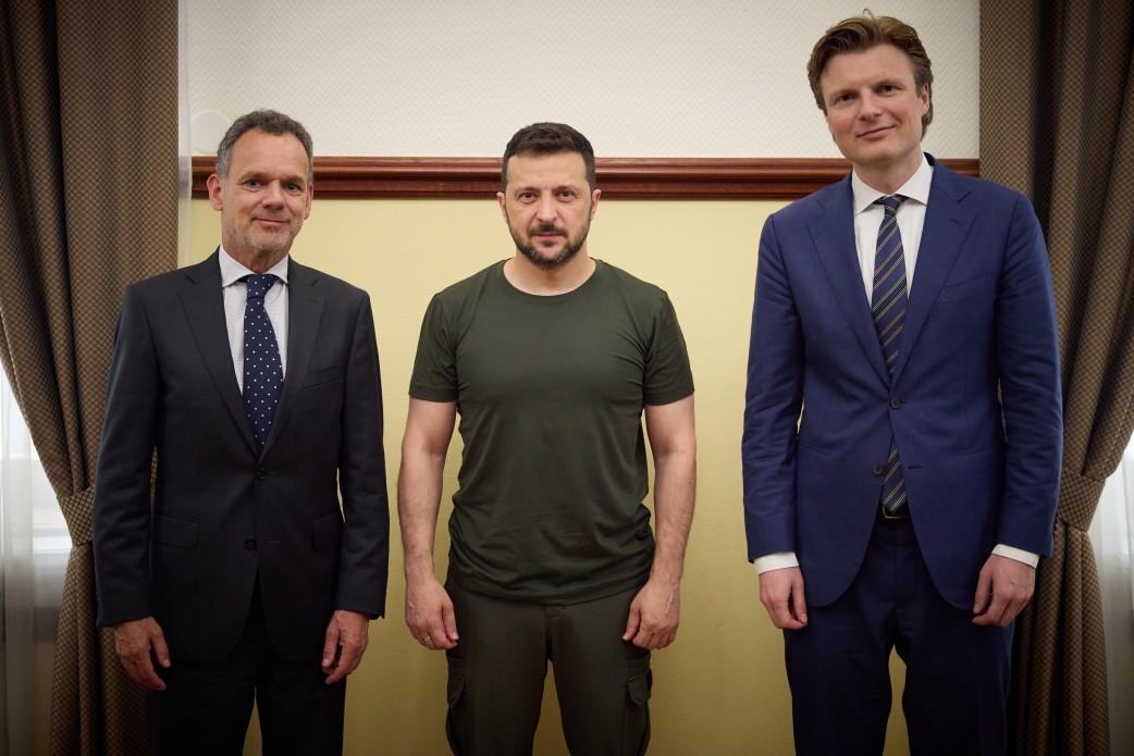 Президент України Володимир Зеленський, міністр закордонних справ Нідерландів Каспар Велдкамп та міністр оборони Нідерландів Рубен Брекельманс