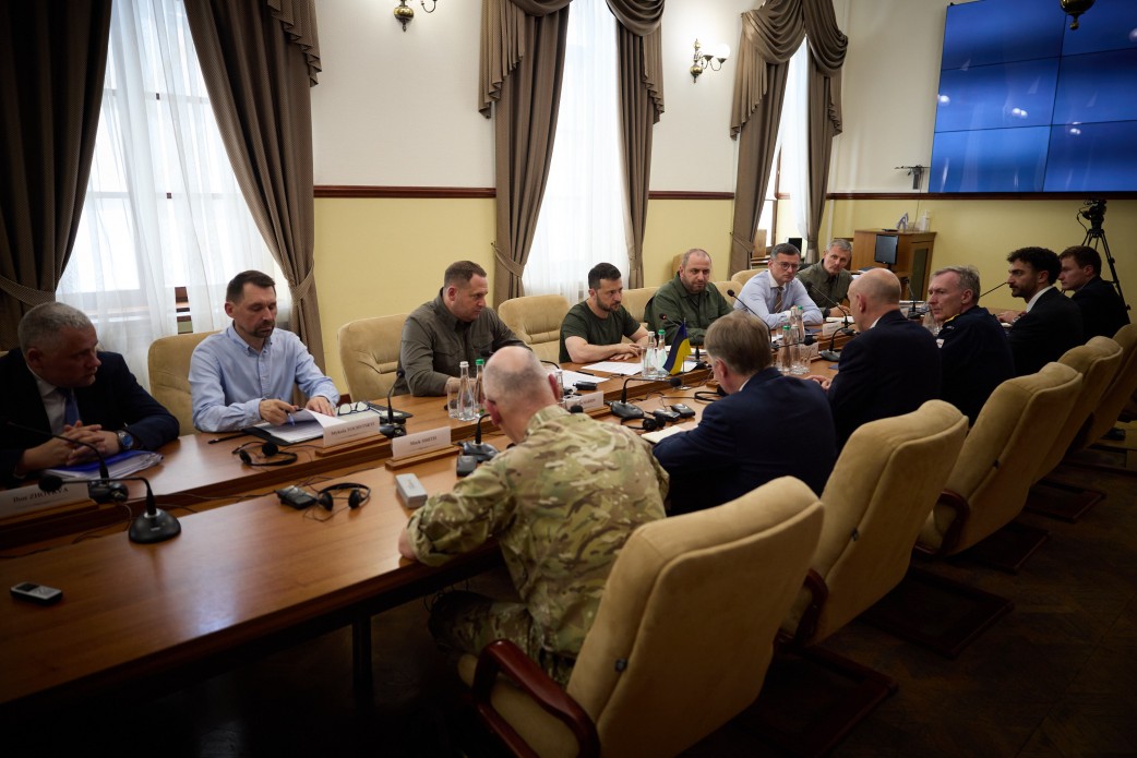 Президент України Володимир Зеленський та учасники зустрічі