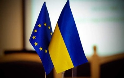 Прапори України та Євросоюзу