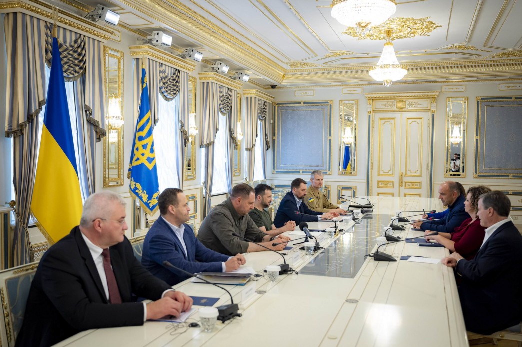 Президент України Володимир Зеленський та учасники зустрічі