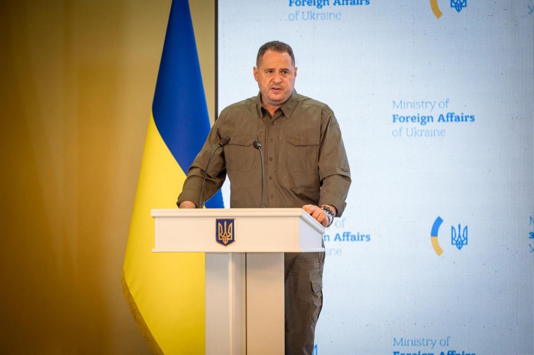 керівник Офісу Президента Андрій Єрмак за трибуною