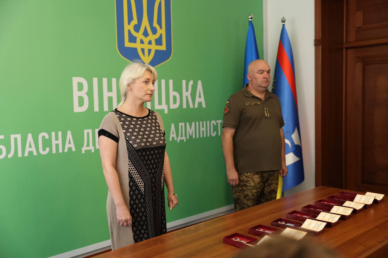 Перша заступниця Начальника ОВА Наталя Заболотна та військовий під час вручення посмертних нагород