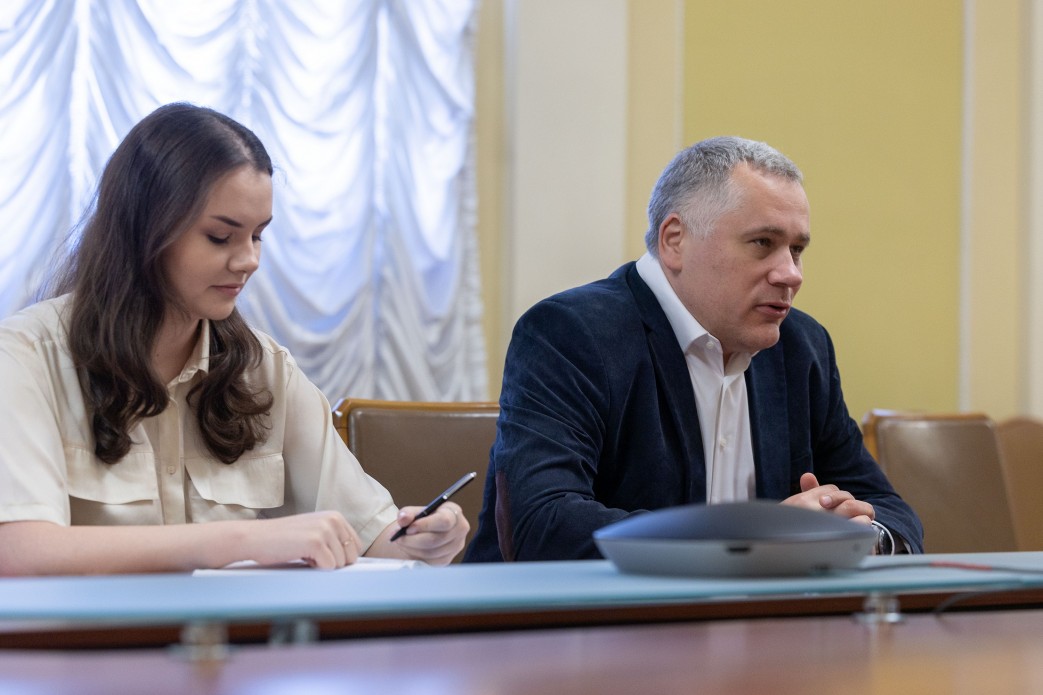 заступник керівника Офісу Президента Ігор Жовква та учасниця зустрічі