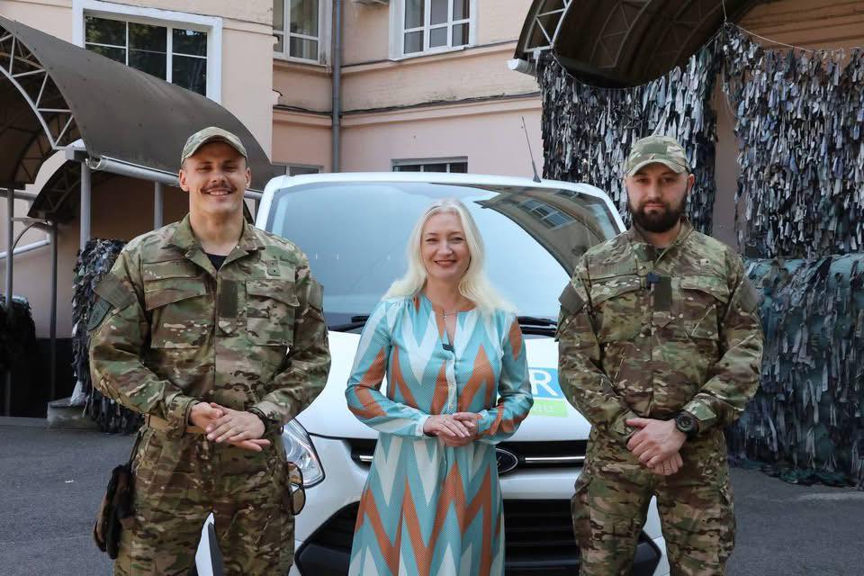 Перша заступниця начальника ОВА Наталя Заболотна та військові 