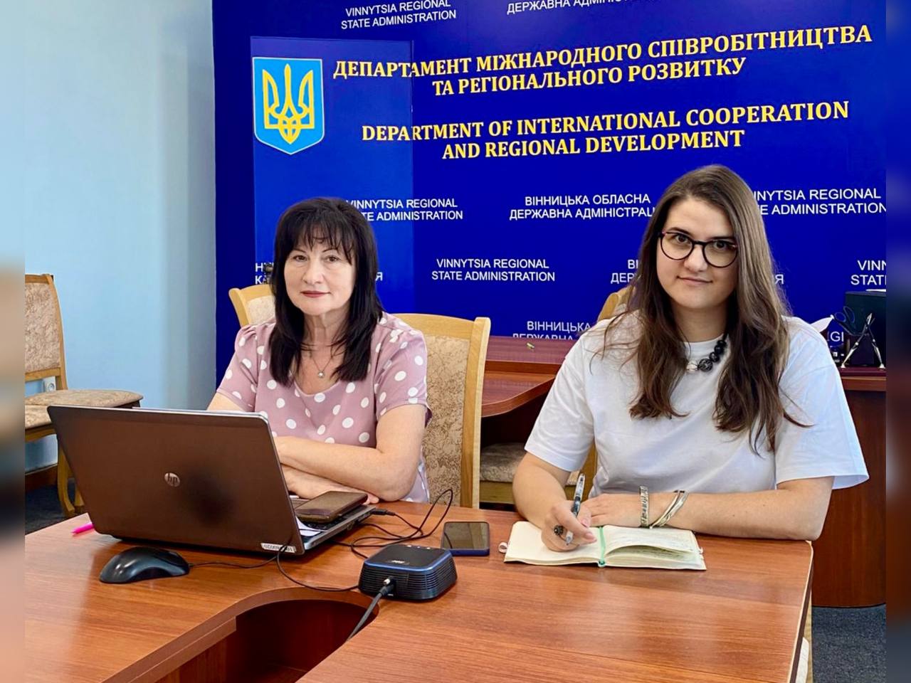 заступниця директора Департаменту міжнародного співробітництва та регіонального розвитку ОВА Надiя Насіковська та учасниця засідання