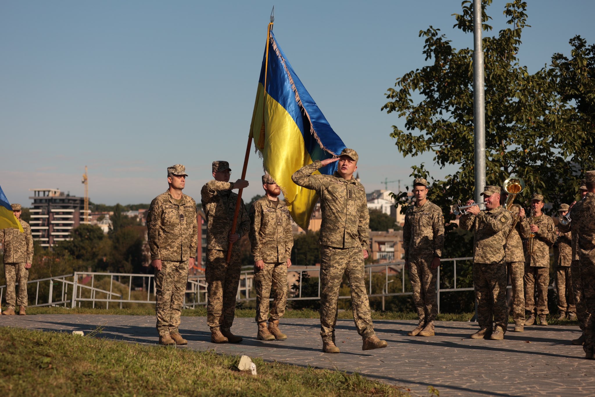 військові з Державним Прапором України