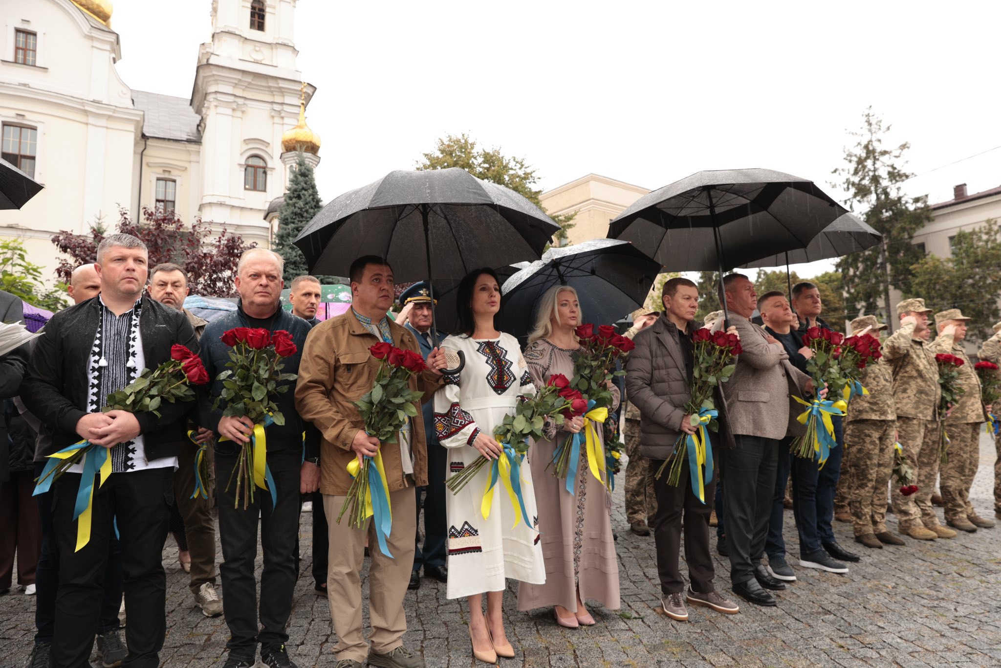 керівники області та міста, представники влади та військові