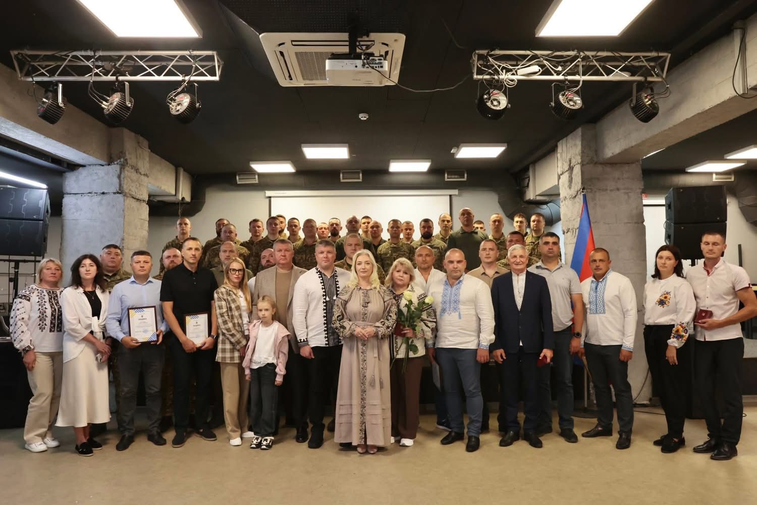 Перша заступниця начальника ОВА Наталя Заболотна, заступник начальника ОВА Олександр Піщик та учасники нагородження