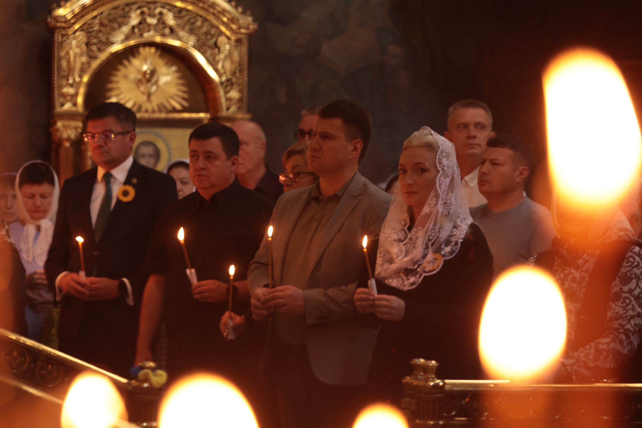 Перша заступниця начальника ОВА Наталя Заболотна, заступник начальника ОВА Андрій Кавунець та учасники панахиди