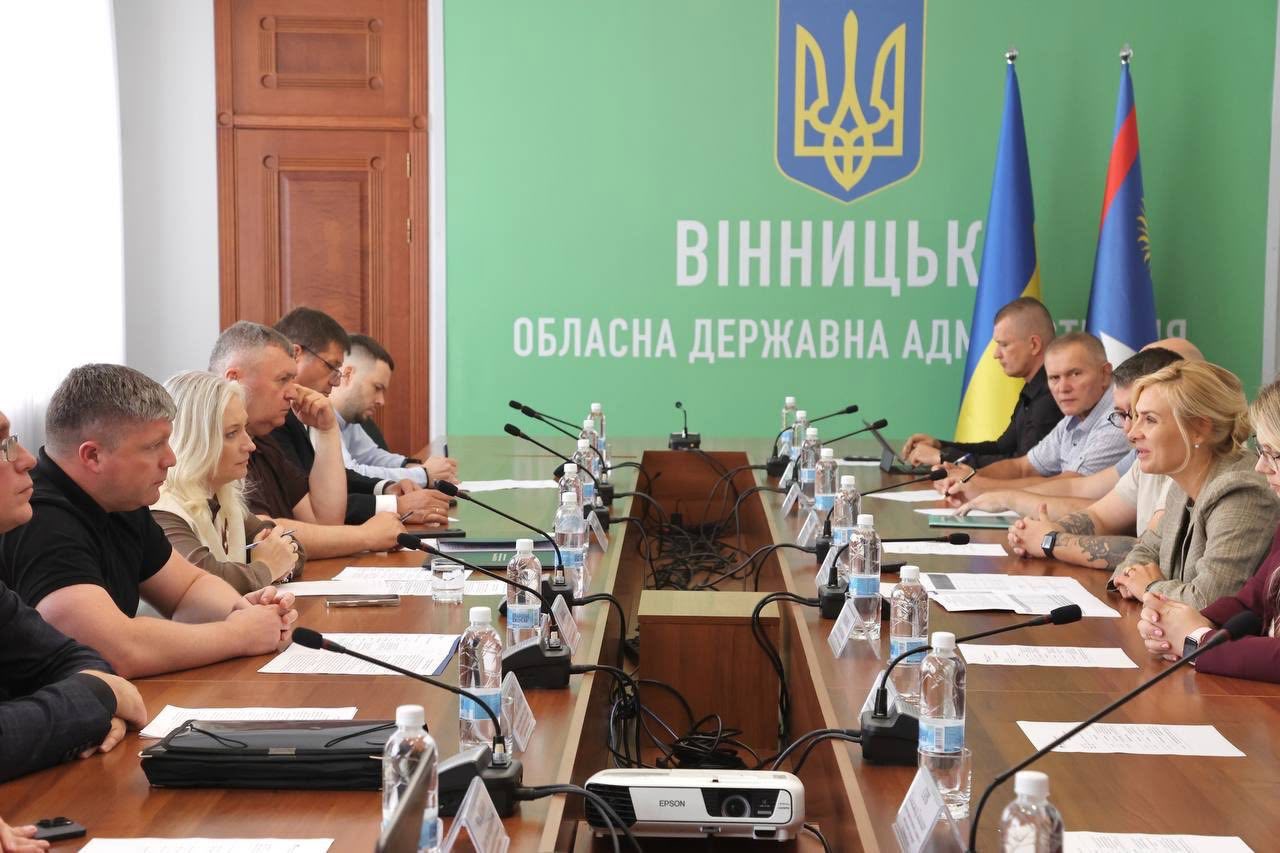 Перша заступниця начальника ОВА Наталя Заболотна, заступник начальника ОВА Олександр Піщик та учасники заходу