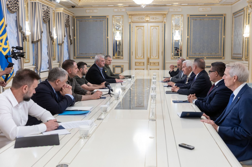 Президент України Володимир Зеленський та учасники зустрічі