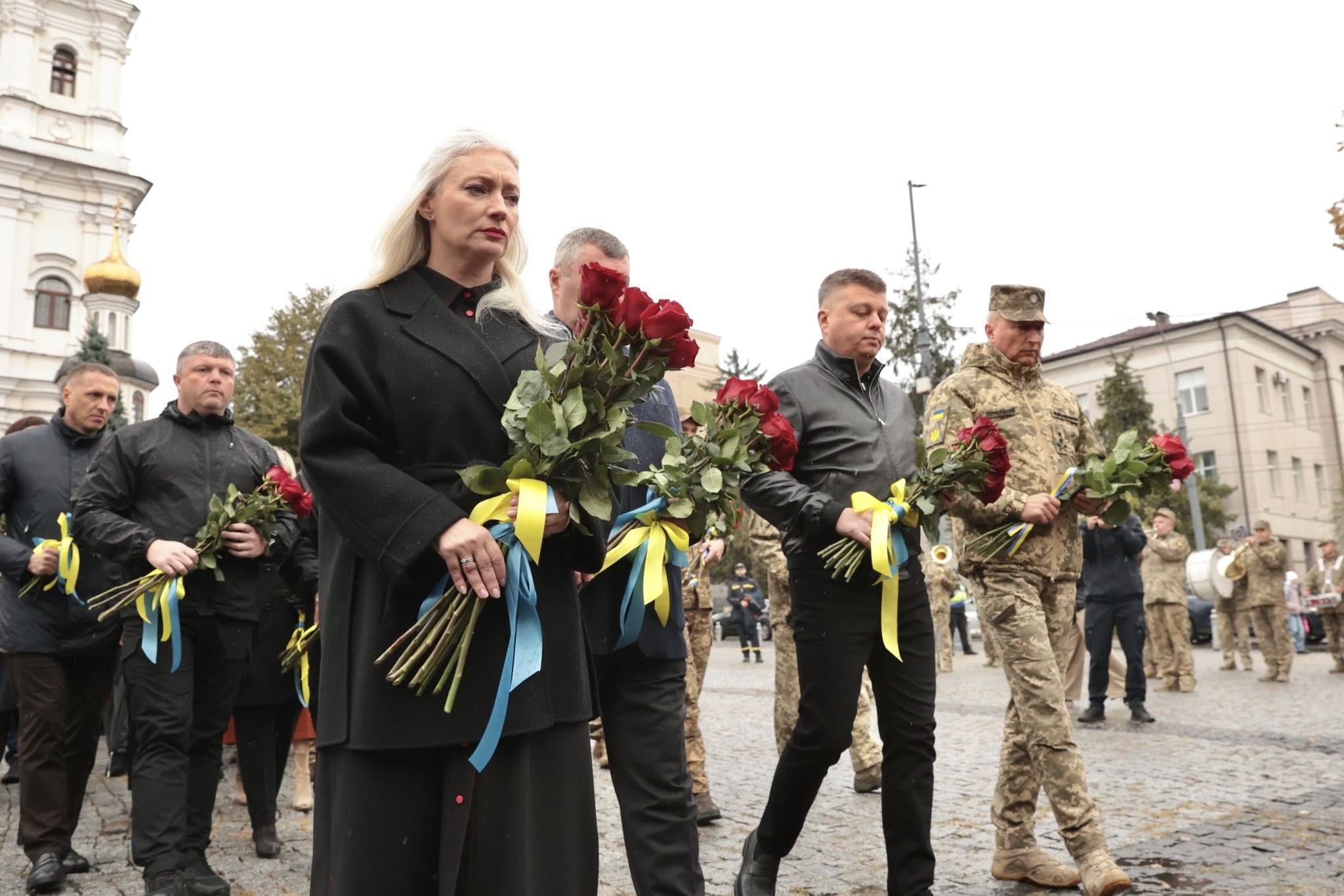 Перша заступниця начальника ОВА Наталя Заболотна та учасники заходу під час покладання