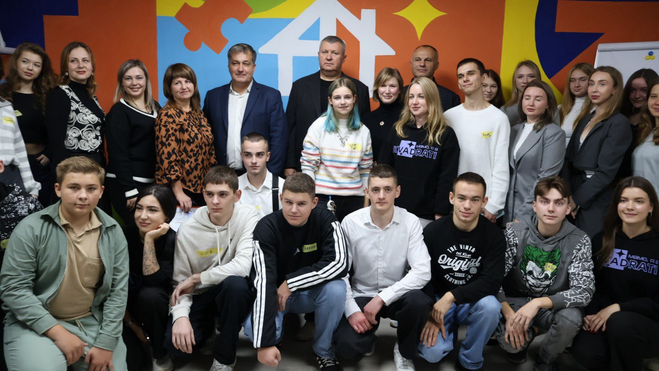 директорка Департаменту соціальної та молодіжної політики Вінницької ОВА Світлана Ярмоленко, голова обласної Ради Вячеслав Соколовий та учасники заходу