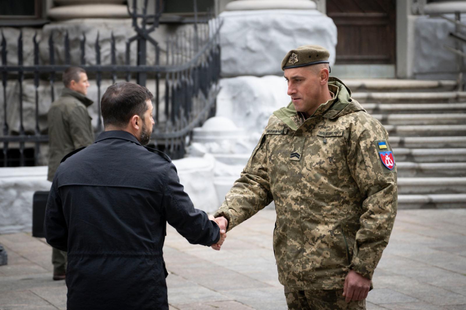  Глава держави Володимир Зеленський та молодший сержант Олексій Мазур
