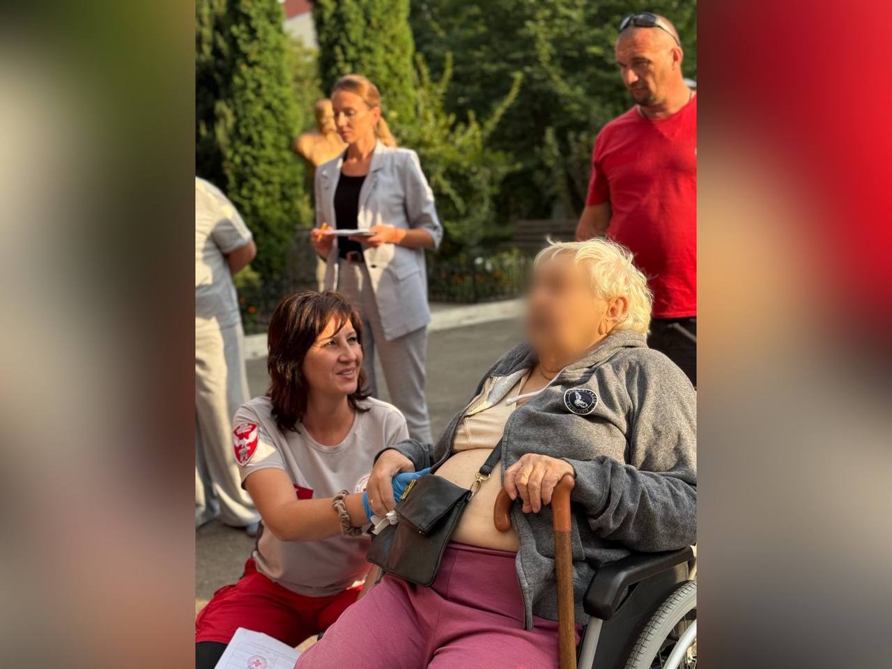 Працівники Червоного Хреста України надають допомогу евакуйованим громадянам