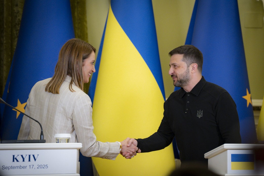 Президент України Володимир Зеленський під час зустрічі із Президенткою Європейського парламенту Робертою Мецолою