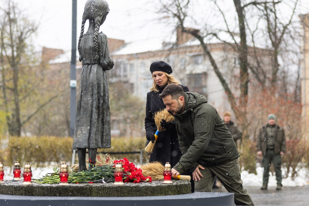 Президент та перша леді вшанували пам’ять жертв голодоморів в Україні