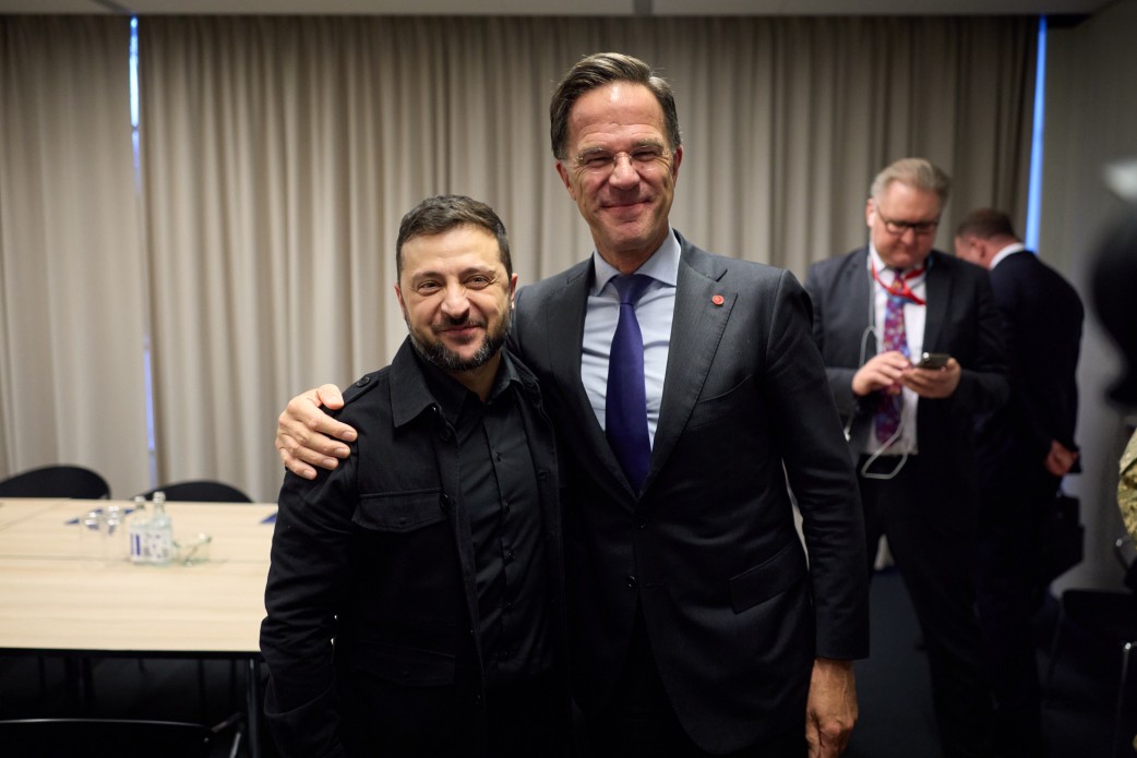 Президент України Володимир Зеленський під час зустрічі із Генеральним секретарем НАТО Марком Рютте