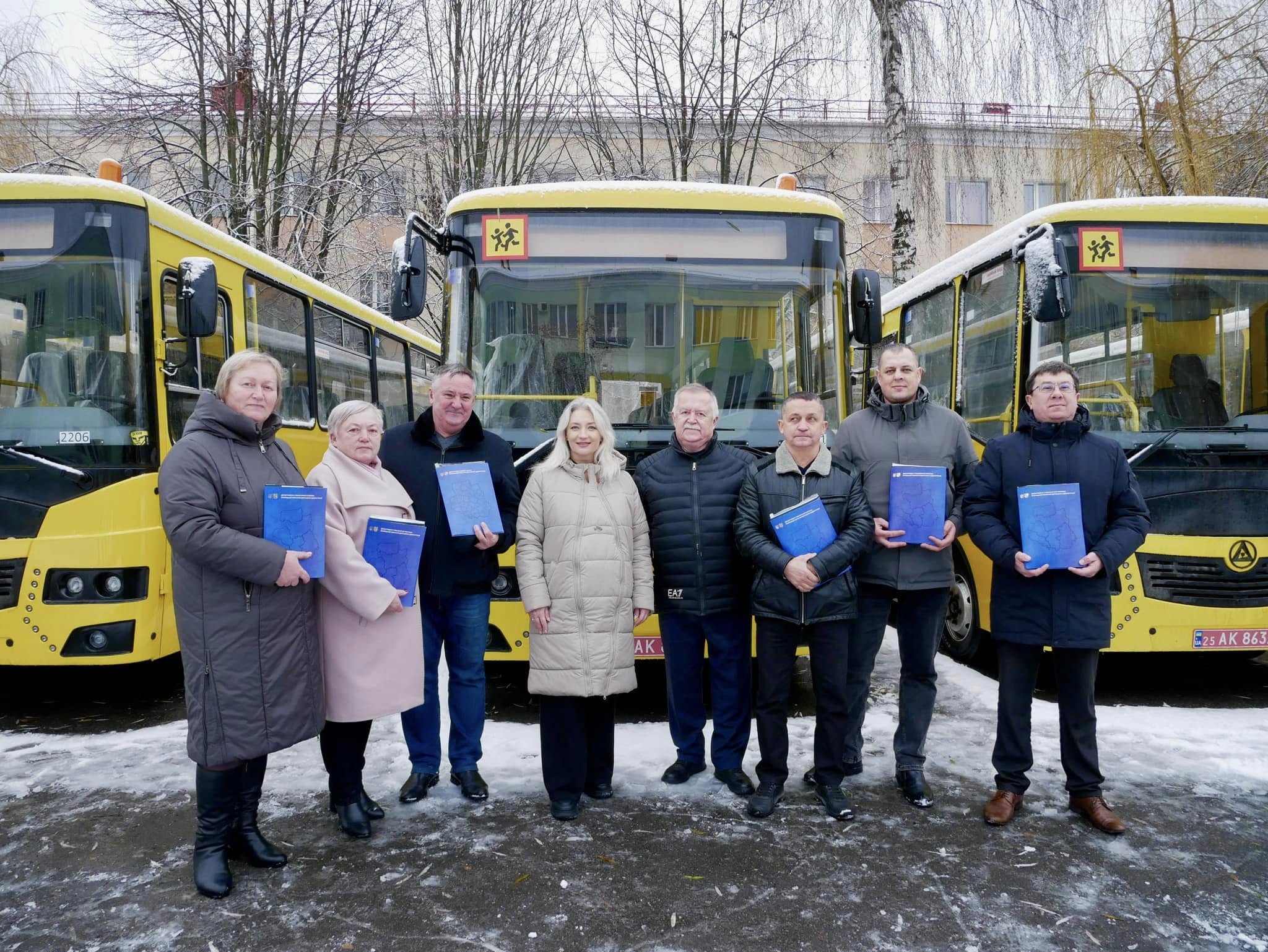 Перша заступниця Начальника ОВА Наталя Заболотна та учасники зустрічі під час передачі автобусів