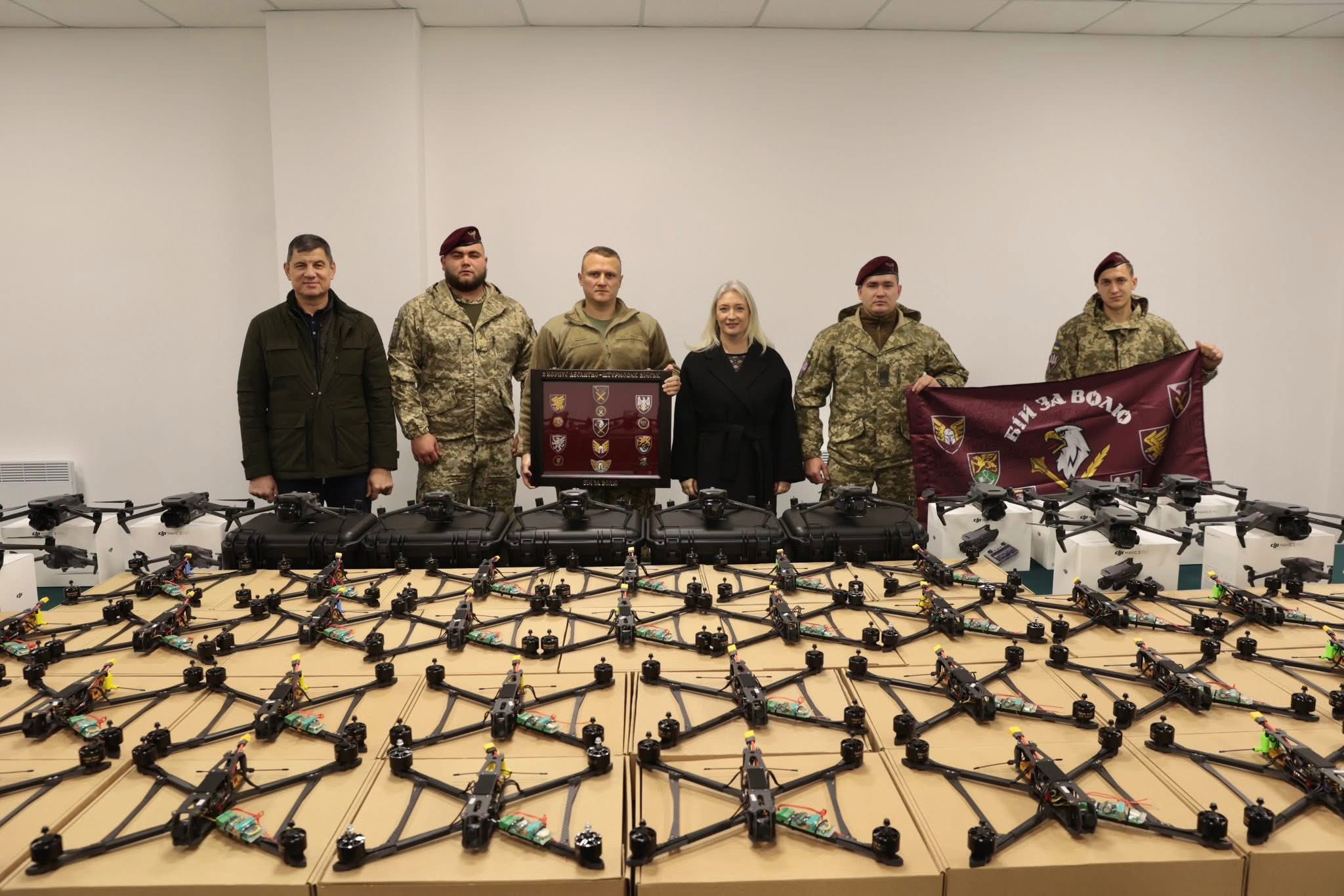 Перша заступниця начальника ОВА Наталя Заболотна та заступник голови обласної Ради Анатолій Ткач передали воїнам 8 корпусу десантно-штурмових військ ЗСУ необхідне обладнання  