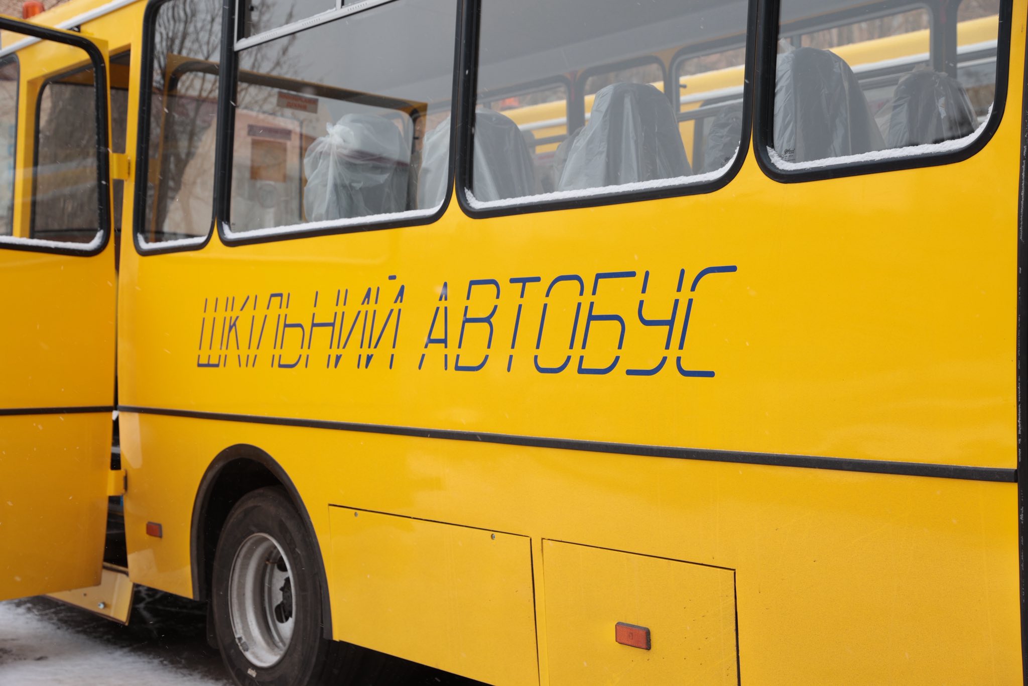 Дев’яти громадам Вінниччини передали одинадцять шкільних автобусів