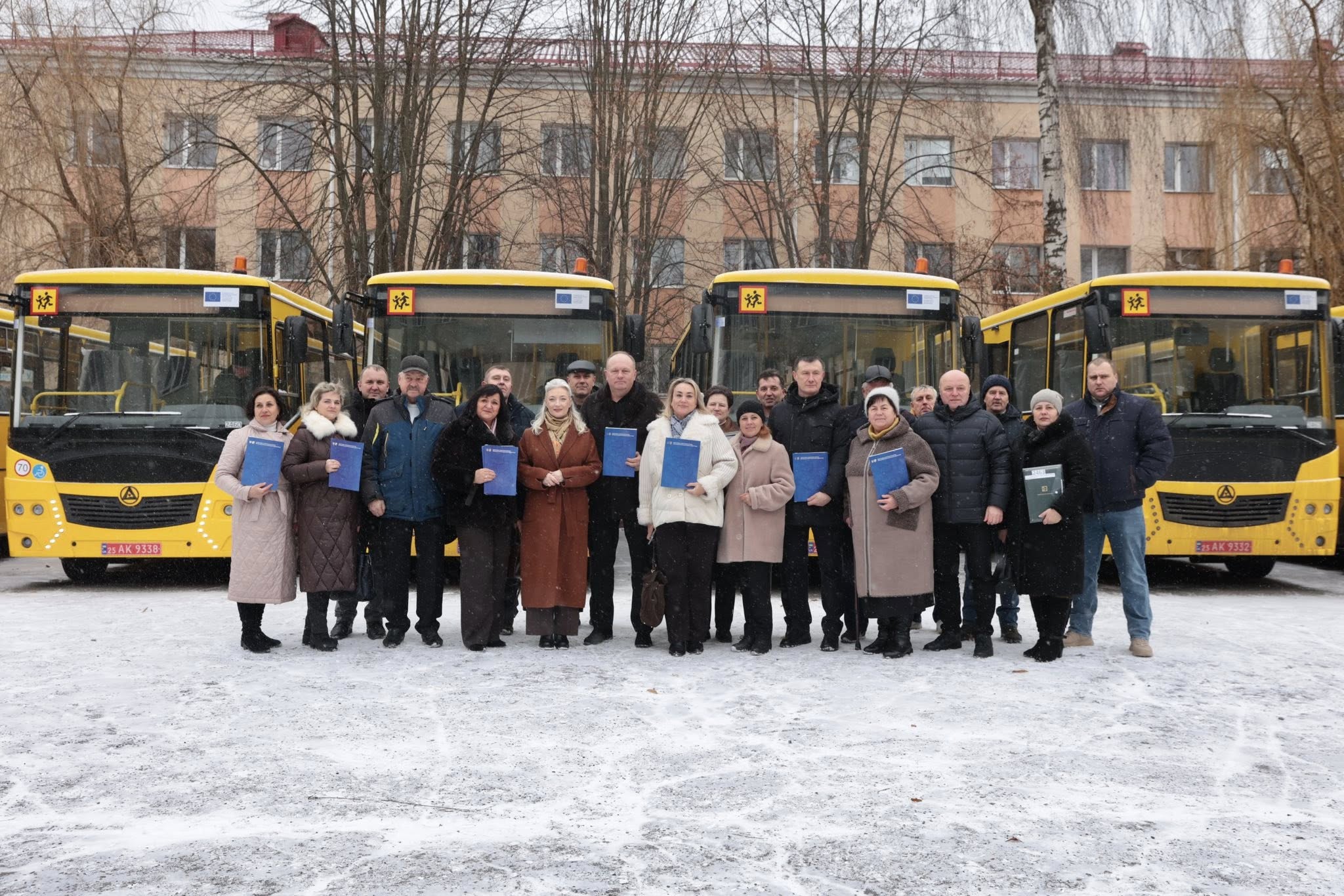 Перша заступниця начальника ОВА Наталя Заболотна та представники громад біля шкільних автобусів