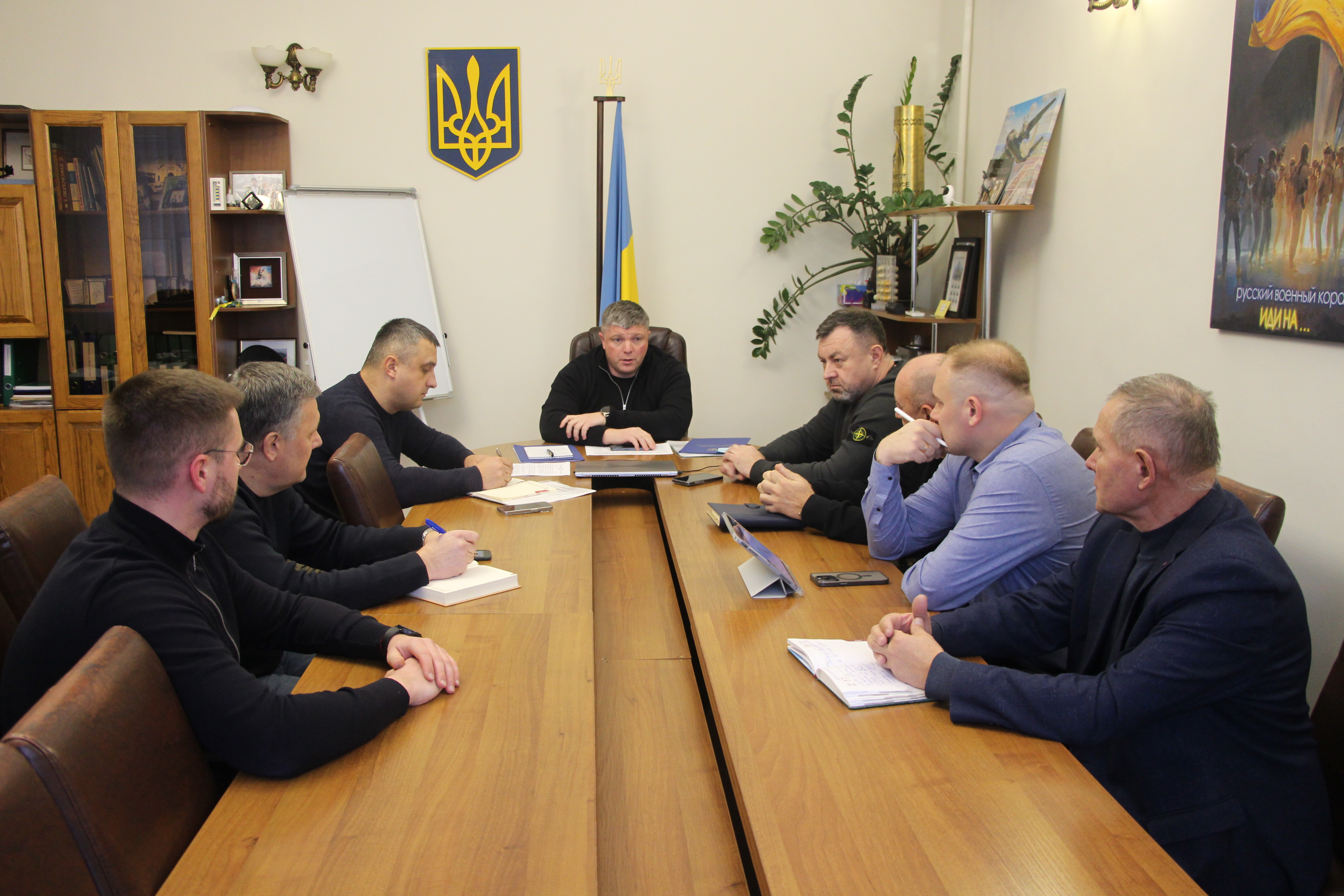 Заступник начальника ОВА Олександр Піщик та учасники засідання 