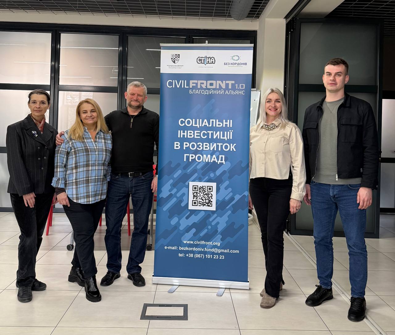 Учасники зустрічі . Спільне фото.