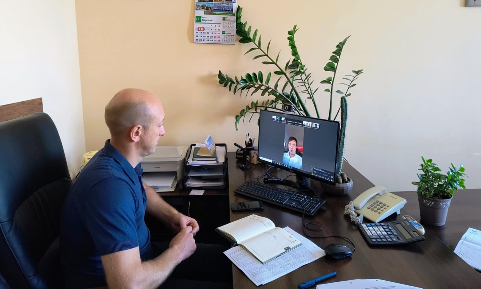 Директор Департамкнту Олег Сідоров сидить в кабінеті за робочим столом перед ним монітор ком'ютера