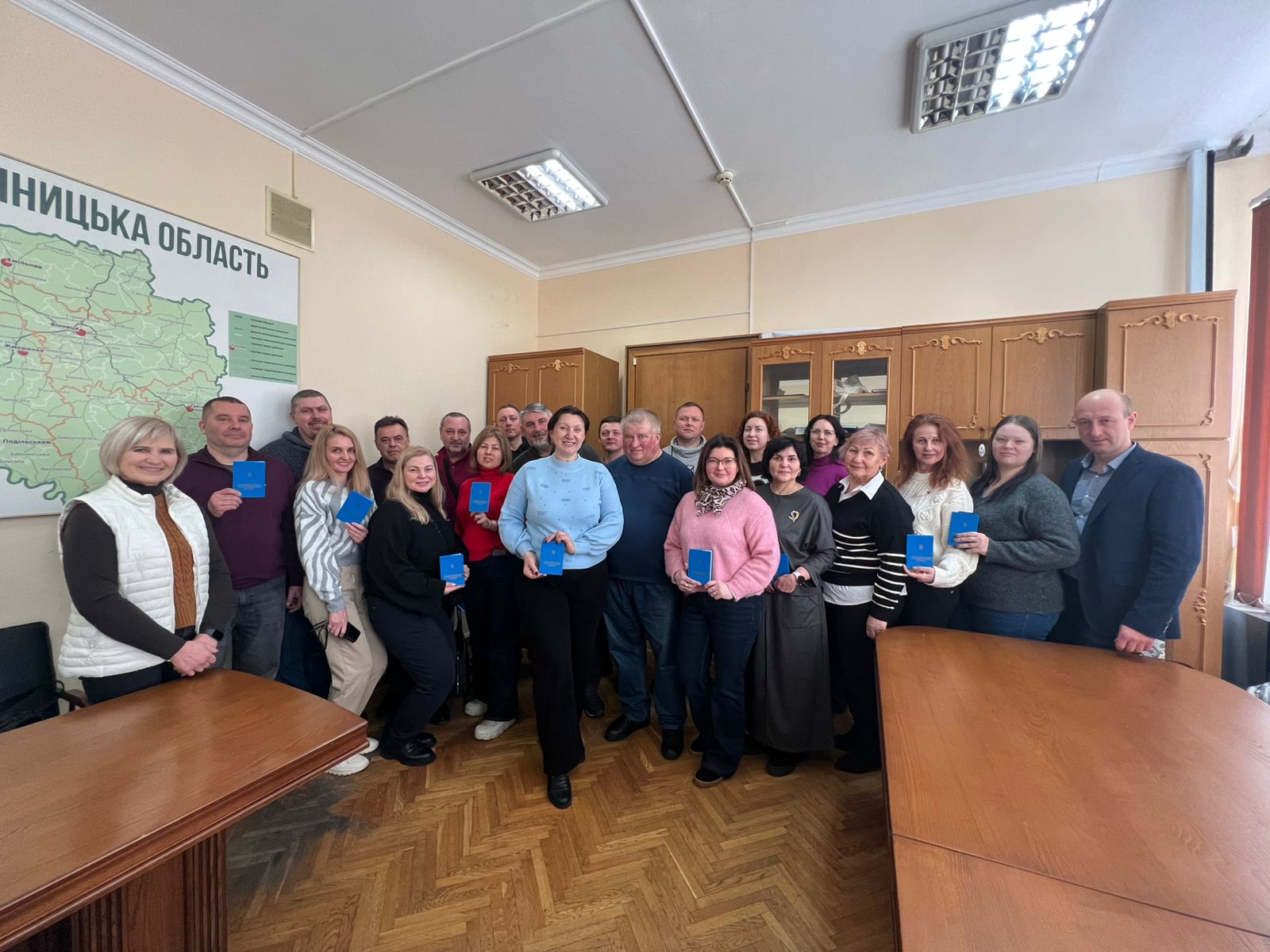 Учасники іспиту та організатори стоят в кабінеті 