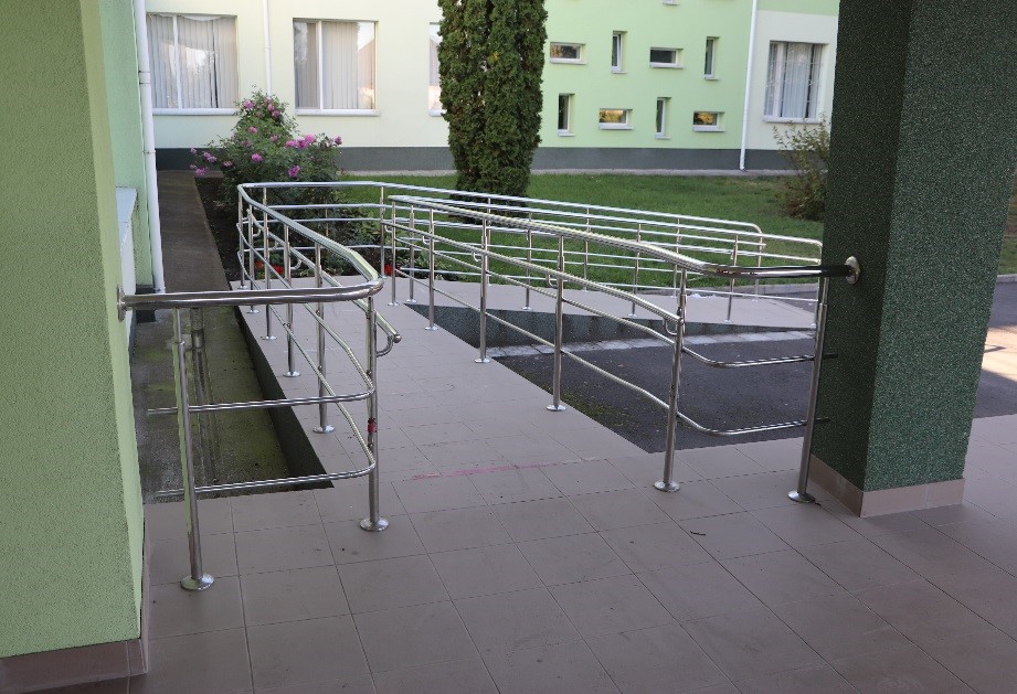 Вхід у приміщення оснащений металевим пандусом