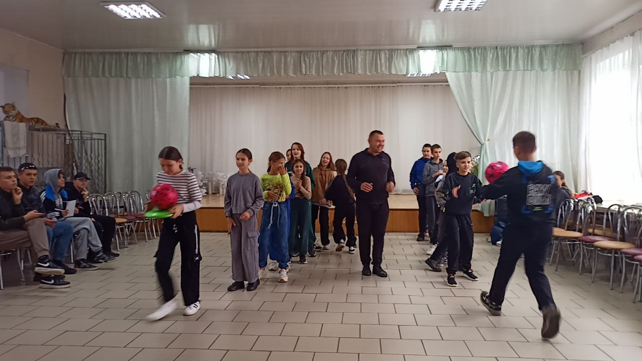 Діти у залі грають у рухливі ігри з м'ячем.